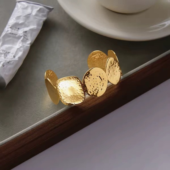 18K Gold Plated Waterproof Textured Open Bangle - Picture 4 of 7